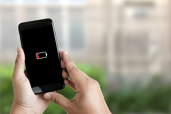 Einmal das Handy vollladen? Wie viel Strom benötigt man dafür?