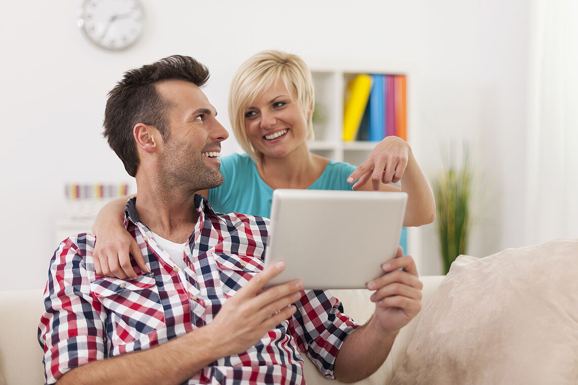 Es geht in der Frage darum, was besser für das Klima ist. Deswegen geht es nicht nur um den Energieverbrauch,  den wir bei uns zuhause haben, sondern auch um den Energieverbrauch, der bei anderen entsteht, wenn wir  Streamen oder TV gucken.  Eigener Energieverbrauch:  Streamen ist nicht wie viele glauben grundsätzlich klimaschädlicher als normales Fernsehen, denn es kommt vor  allem darauf an, auf welchem Gerät man sich etwas ansieht. Faustformel: Je größer der Bildschirm, umso größer  der Energieverbrauch. Das leuchtet ein, denn ein Smartphone verbraucht weniger Energie als ein riesiger  Flachbildfernseher.  Energieverbrauch bei Anderen:  Wenn ein Film im Fernsehen gezeigt wird und den 10 Millionen gleichzeitig schauen, dann reicht ein Signal für  alle aus und dafür wird weniger Energie verbraucht, als wenn 10 Millionen Einzelnutzer den Film für sich  streamen und der jedes Mal übers Internet verschickt werden muss.  Vergleicht man also nur die Auslieferungswege, sind Satelliten- und Kabelfernsehen besser dran. Aber das  Endgerät, auf dem man schaut, spielt eben die größte Rolle beim Energieverbrauch und somit eben auch beim  CO2-Fußabdruck. Am klimaschädlichsten ist es also, hochaufgelöste Videos über einen riesigen  Flachbildfernseher zu streamen. Wer also möglichst umweltbewusst streamen will, der sollte einen kleinen  Bildschirm nutzen (bei Katzenvideos reicht das ja). Dazu passend bitte eine niedrige Auflösung wählen und die  Daten über WLAN streamen